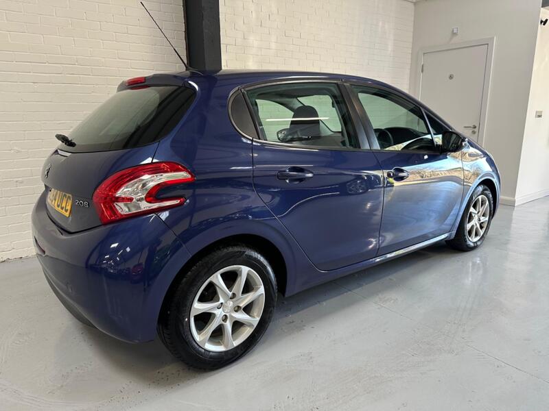 PEUGEOT 208