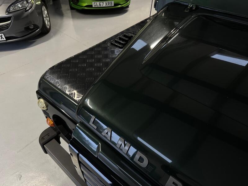 LAND ROVER DEFENDER 90