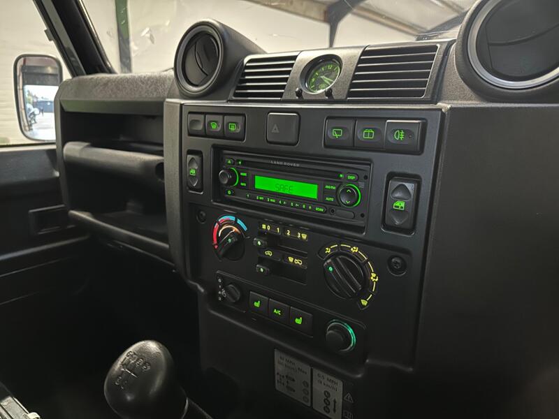LAND ROVER DEFENDER 90